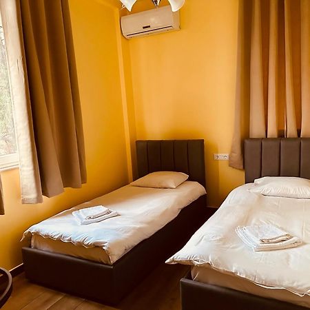 Auto Tana Guest House Тирана Екстер'єр фото