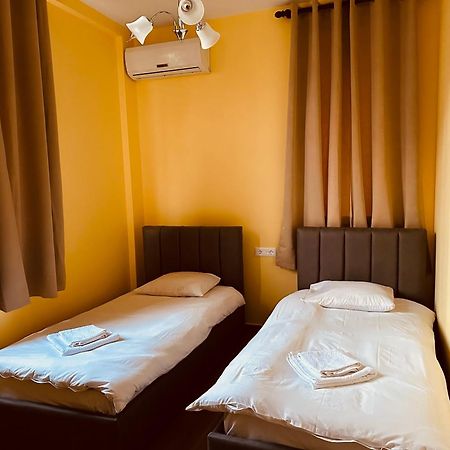 Auto Tana Guest House Тирана Екстер'єр фото