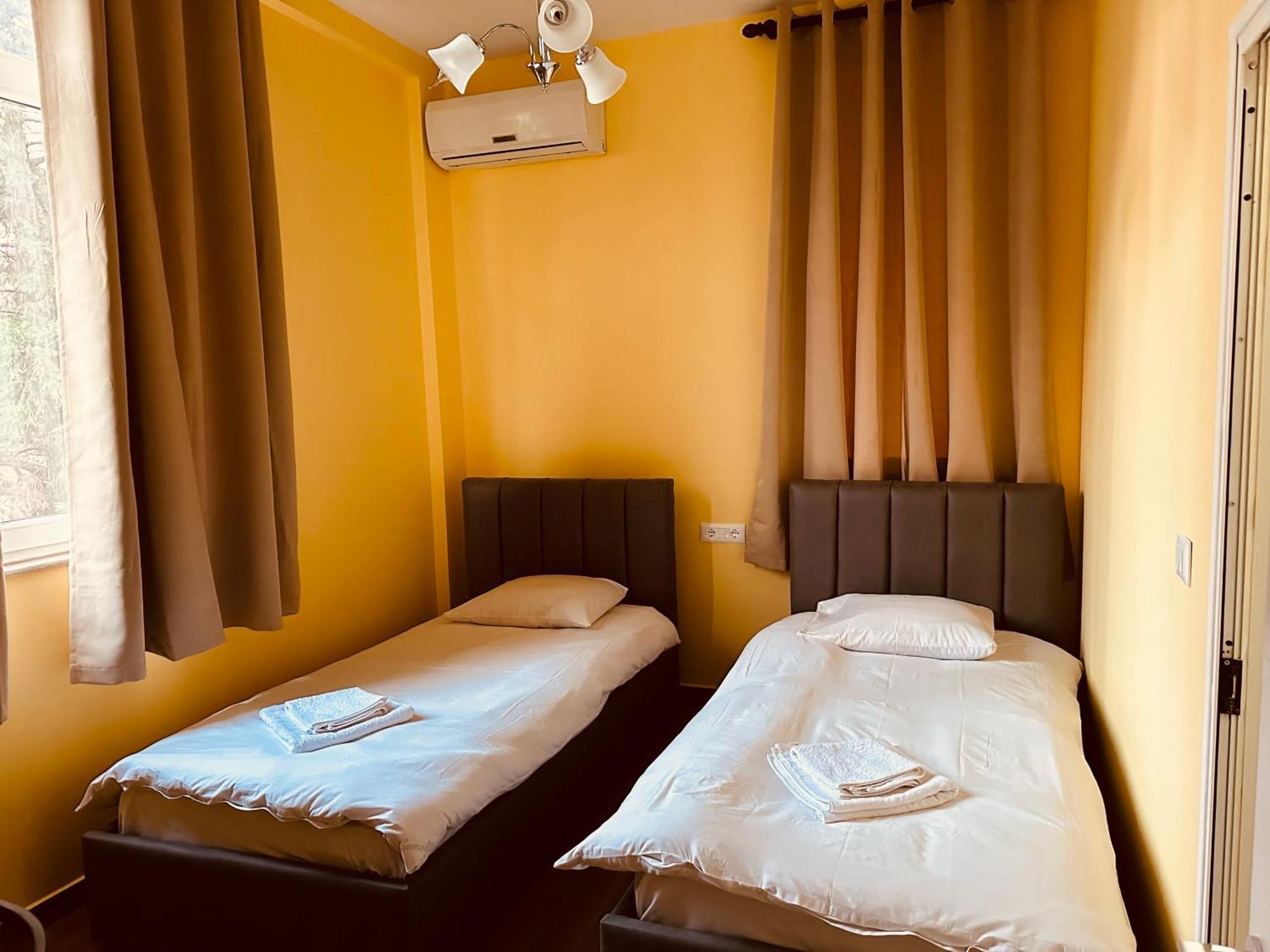 Auto Tana Guest House Тирана Екстер'єр фото