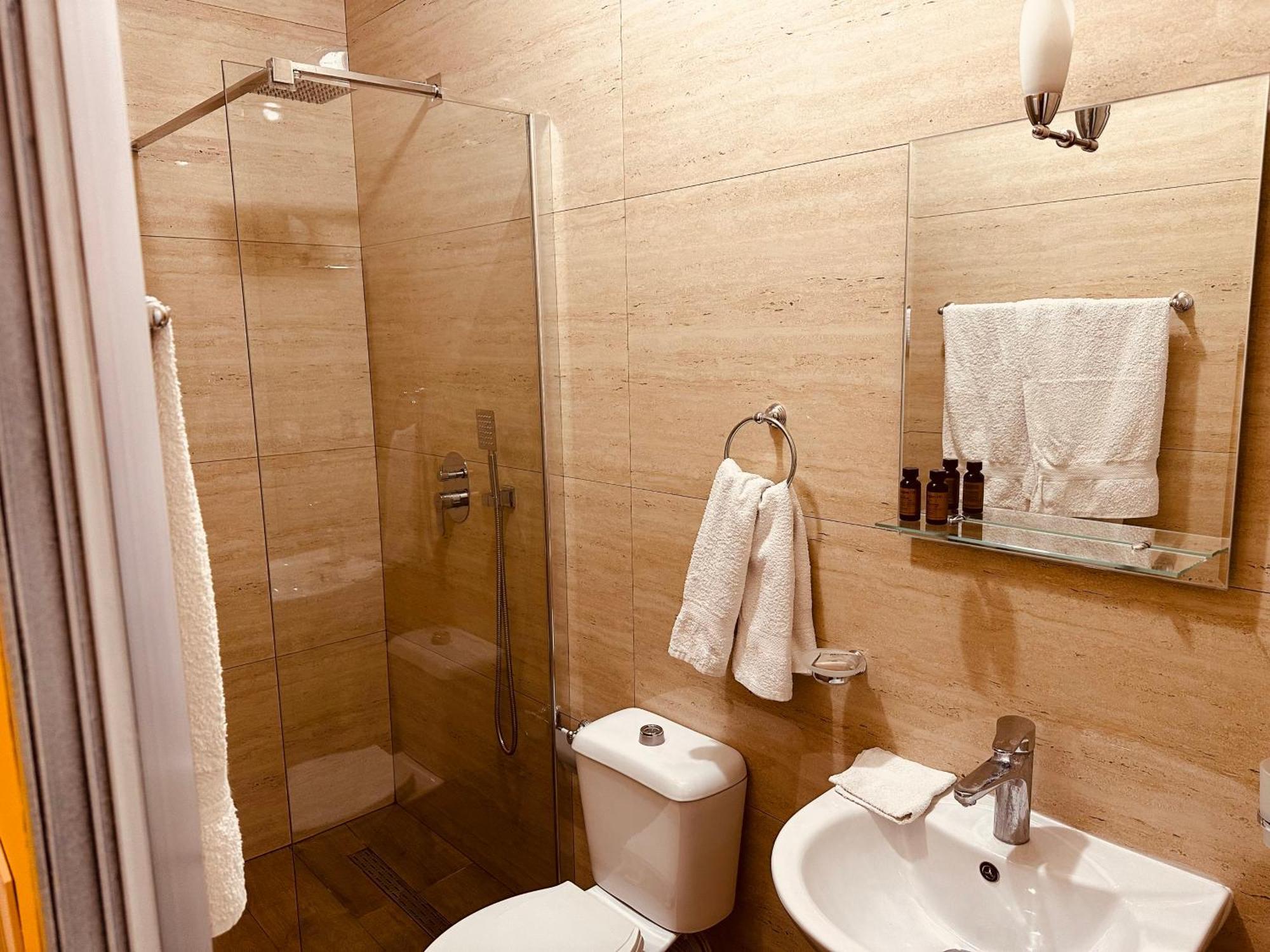 Auto Tana Guest House Тирана Екстер'єр фото
